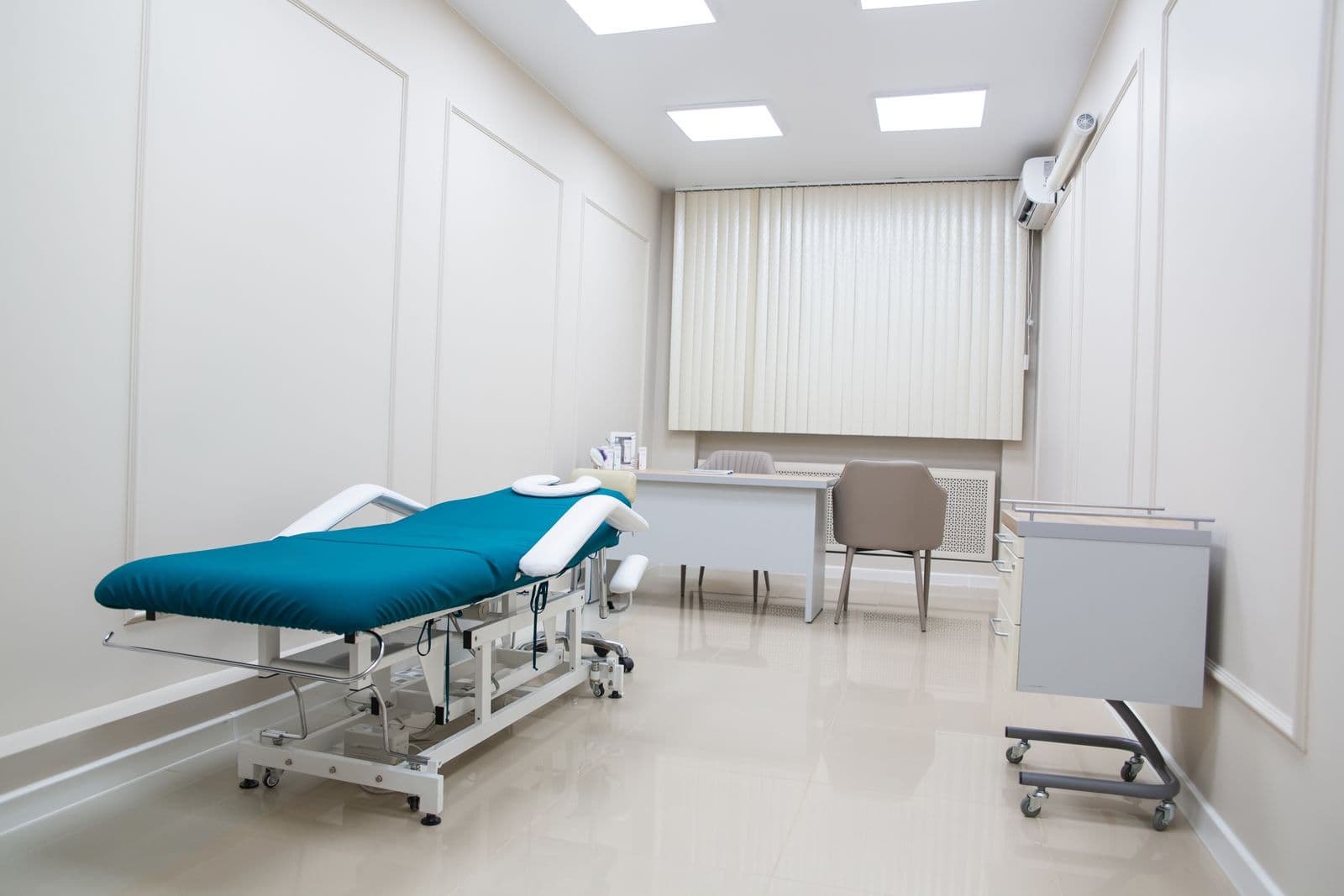 Salle de soins claire et rangée dans un cabinet médical