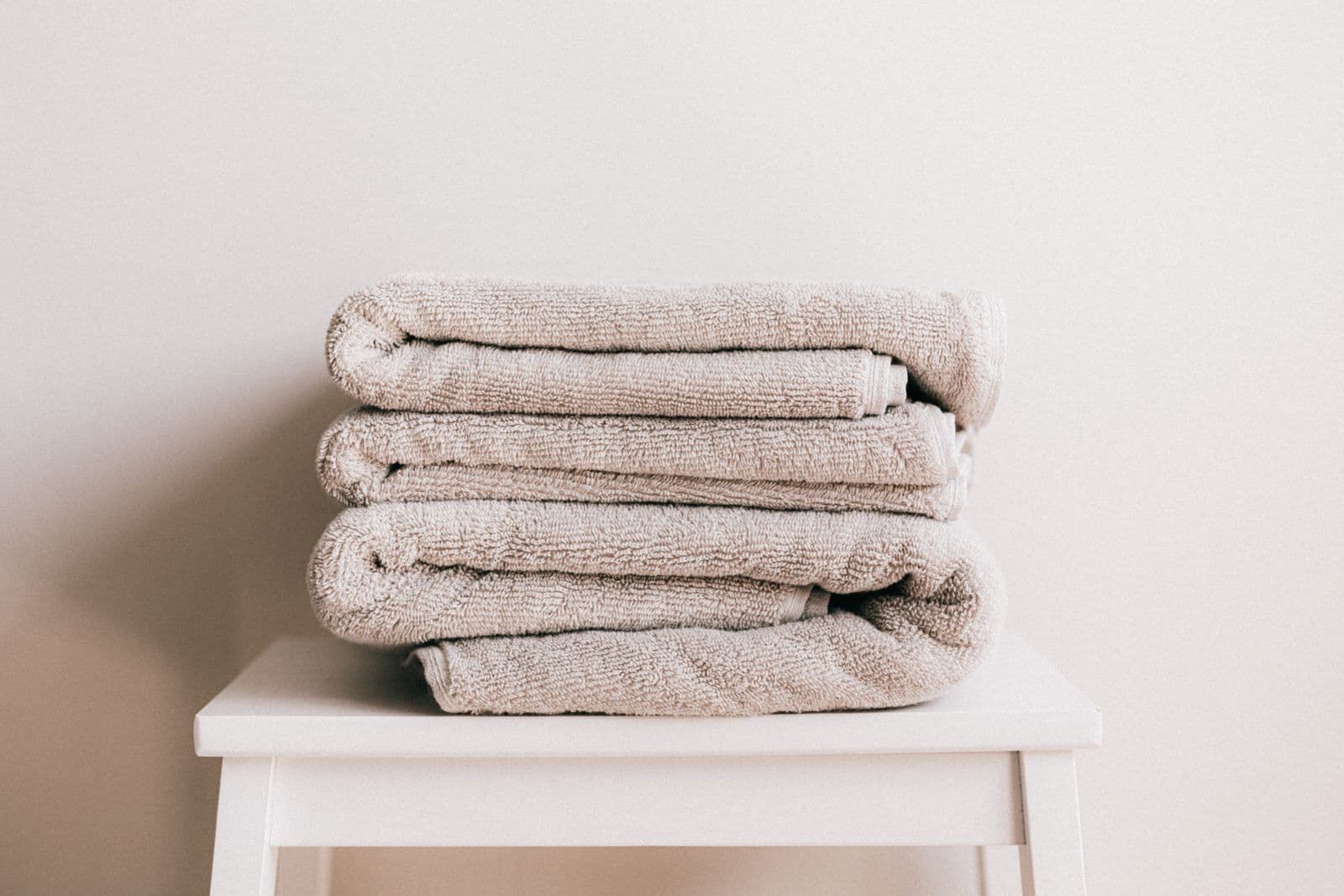 Linge de maison plié pour la remise en service d'un meublé