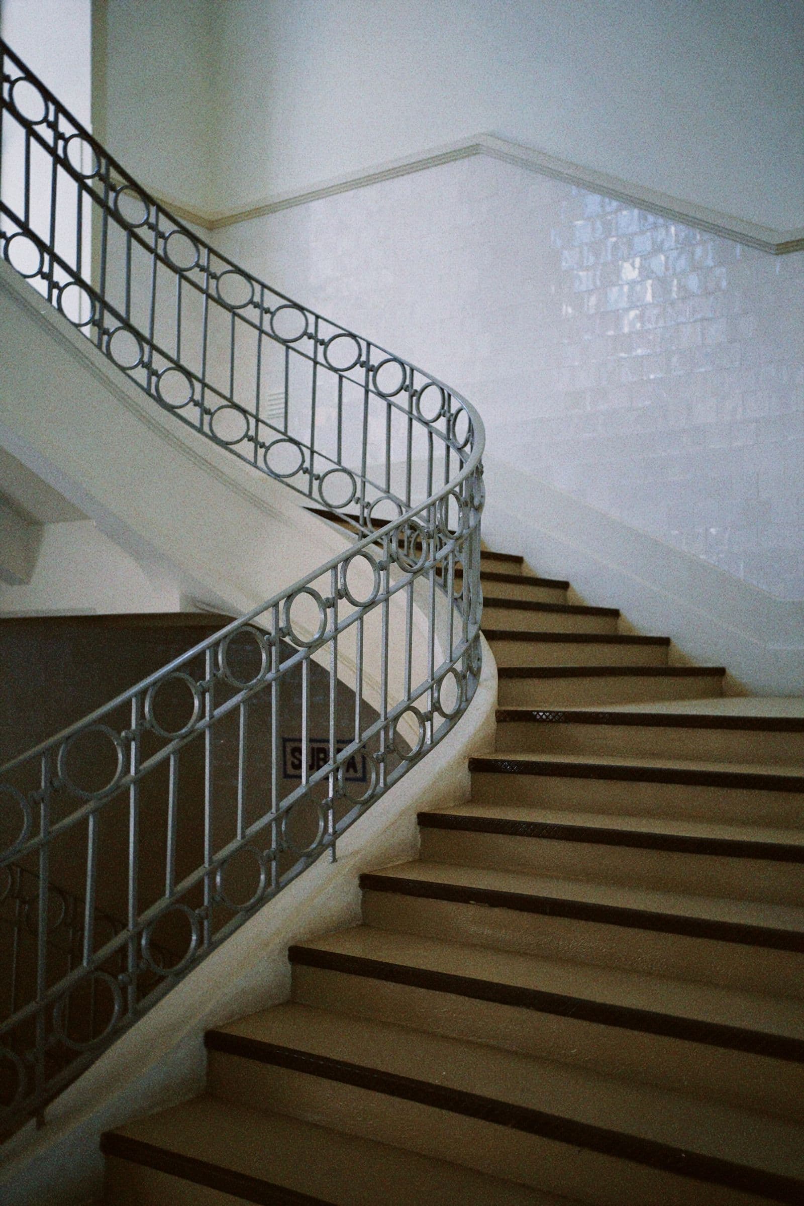 Cage d'escalier d'immeuble entretenue à Bourg-en-Bresse